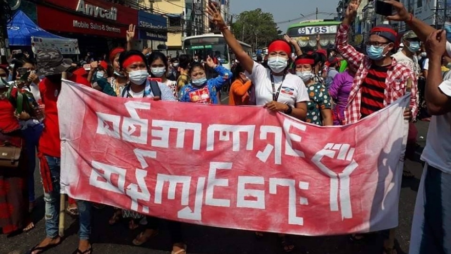 Biểu tình dữ dội phản đối chính quyền quân sự ở thành phố lớn nhất Myanmar
